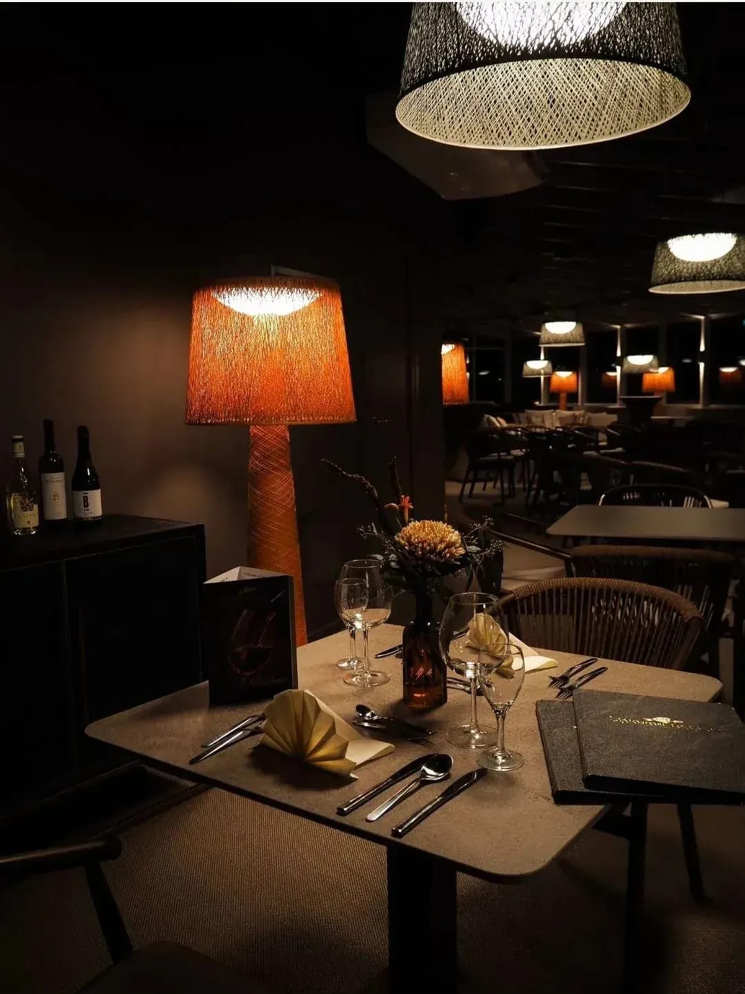 Eingedeckter Tisch im Abendlicht des Restaurants
