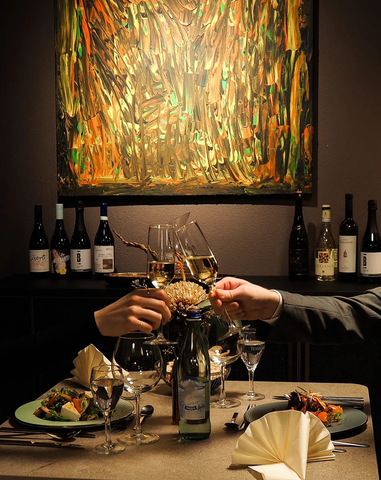 Anstoßen mit Wein am festlich gedeckten Tisch