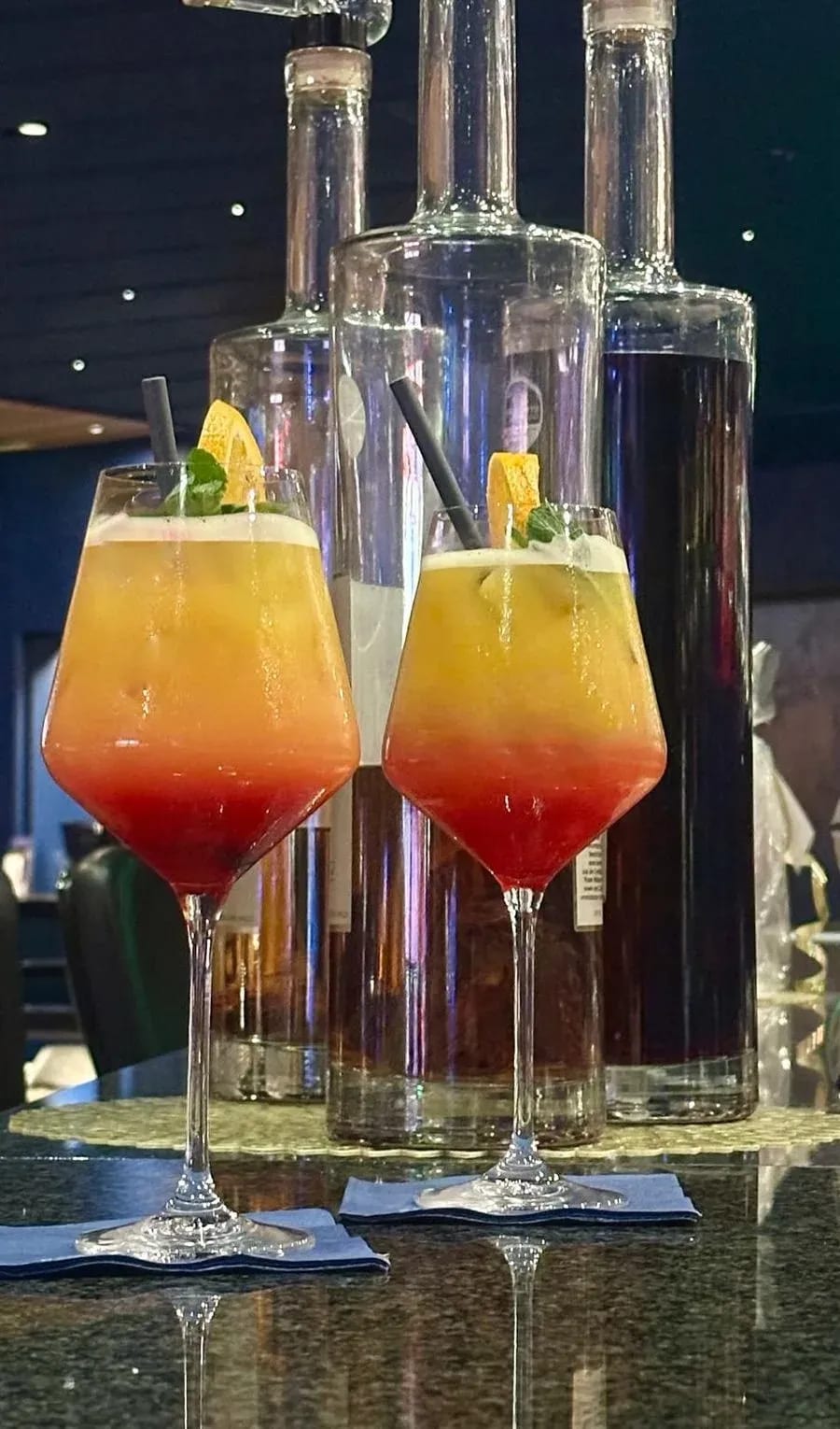 Zwei Cocktails auf der Bar