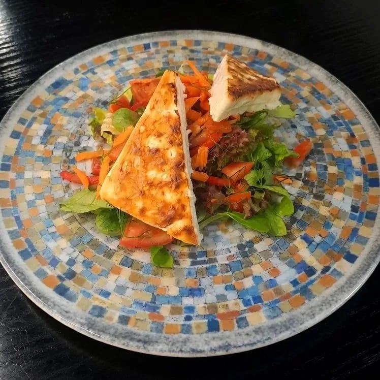Karamellisierter Schafskäse auf Blattsalat