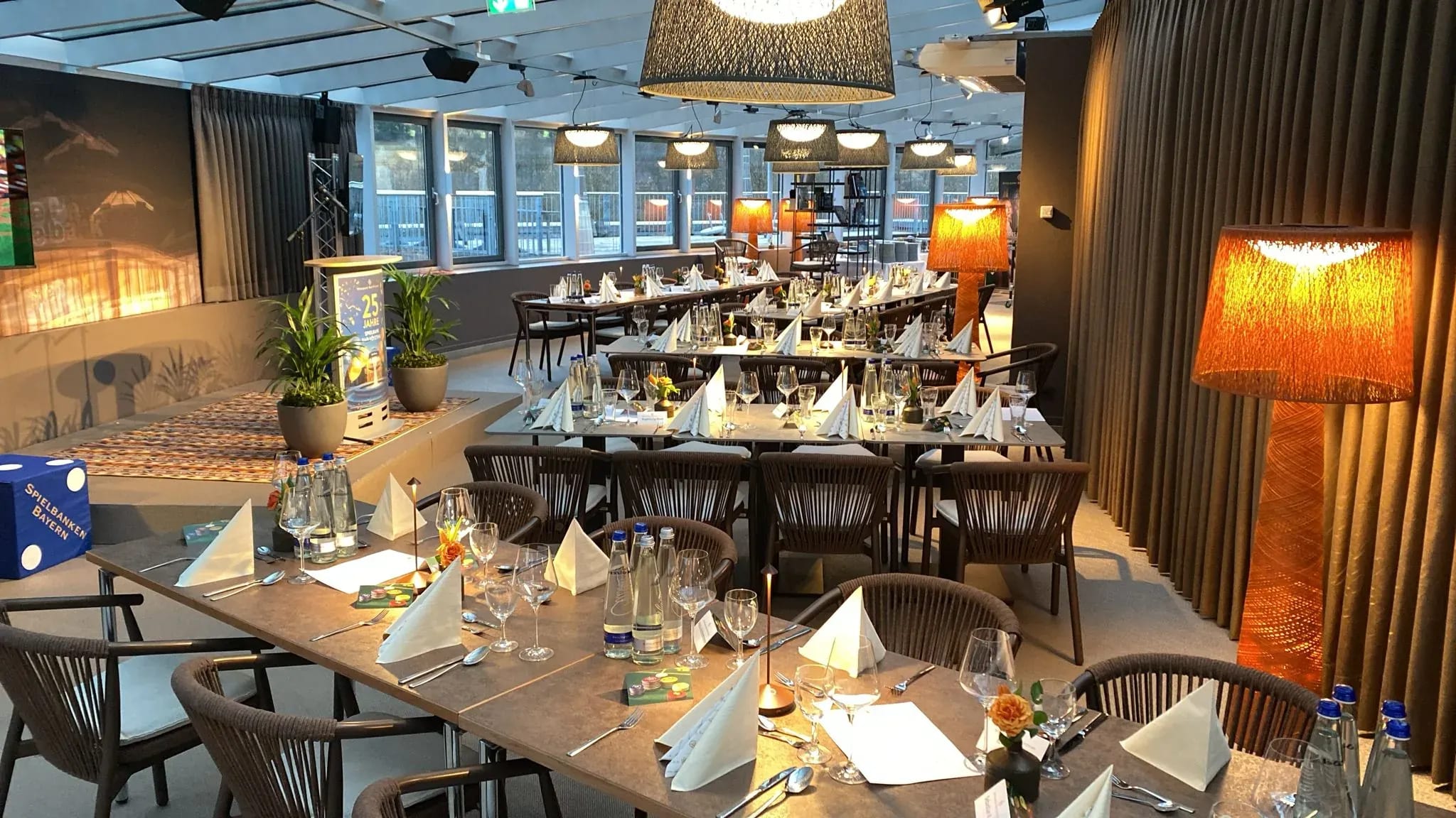 Die Casino Lounge im Obergeschoss am Abend, mit eingedeckten Tafeln für eine Firmenfeier