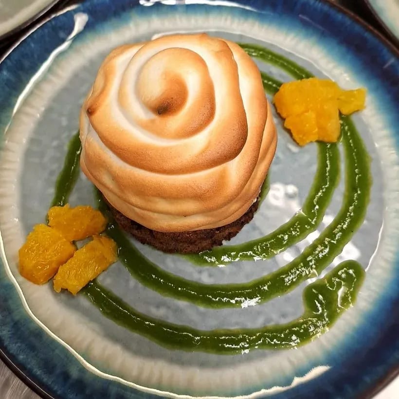 Gebackenes Eistörtchen mit Orange und Kiwigel