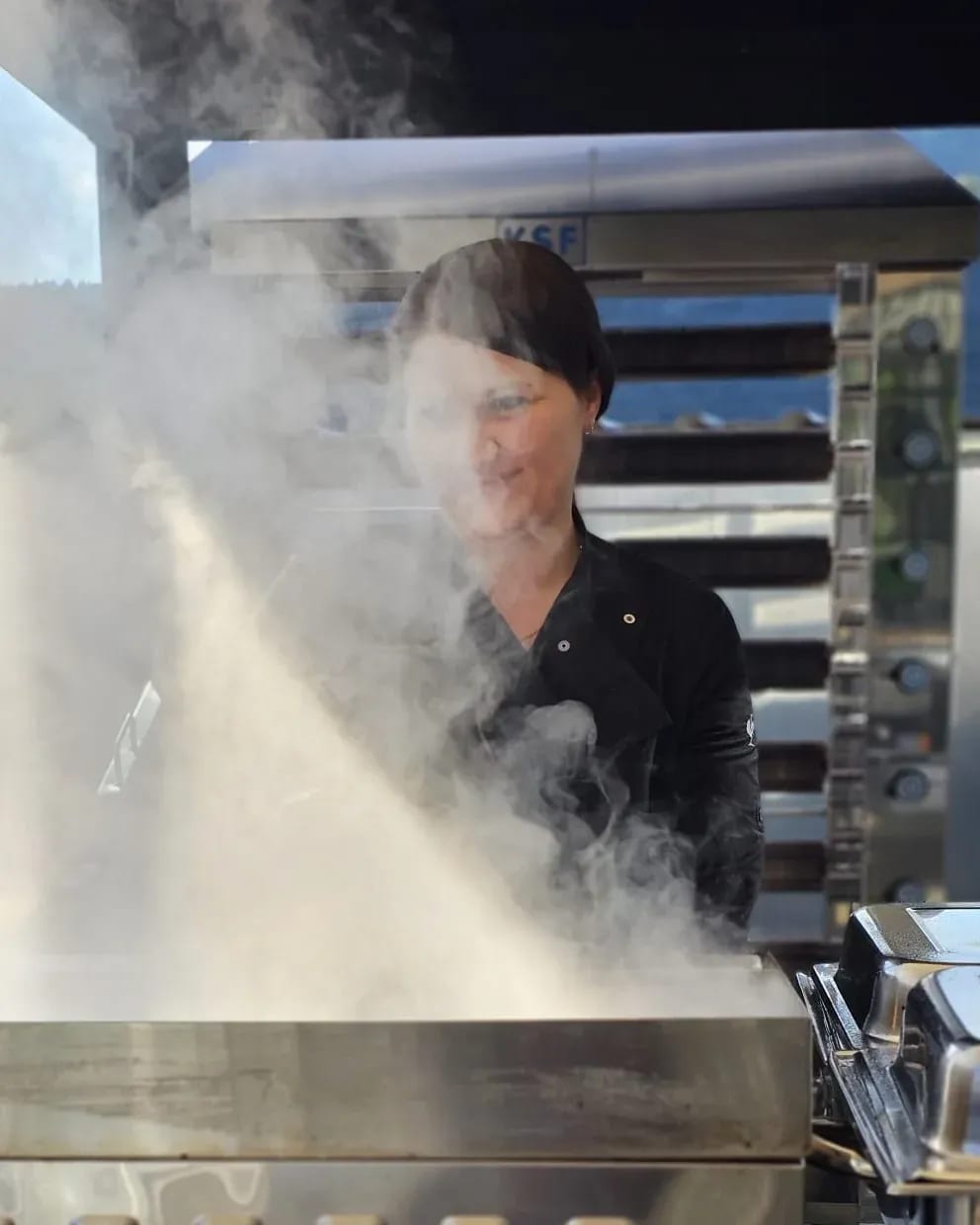 Andrea Mathes am Buffet, umhüllt vom Dampf der Warmhaltestation