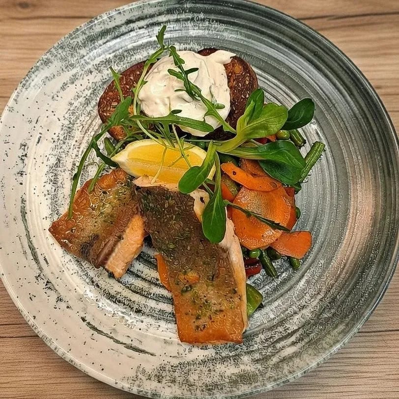 Saiblingsfilet mit Ofenkartoffeln, Grillgemüse und Sauerrahmdip