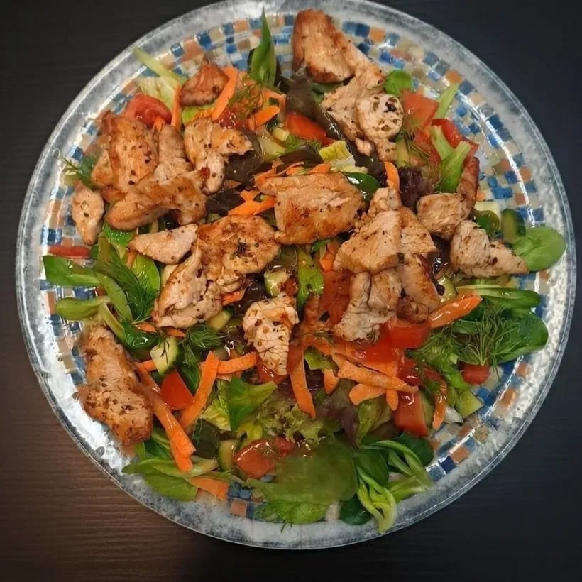 Bunter Salat mit gebratenen Putenstreifen