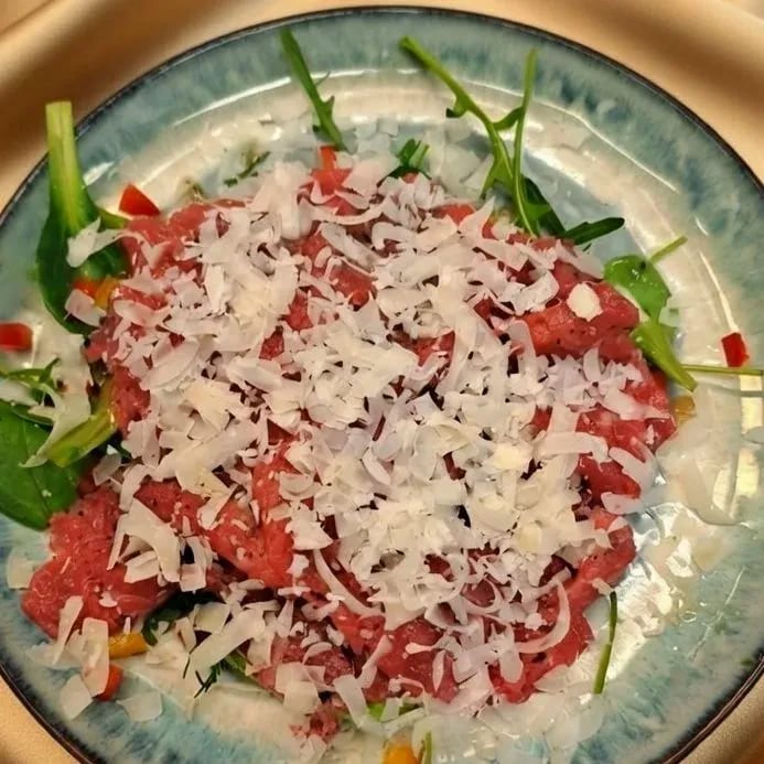 Rindercarpaccio mit Rucola und Parmesan